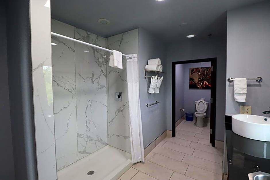 Days Inn & Suites by Wyndham Milwaukee