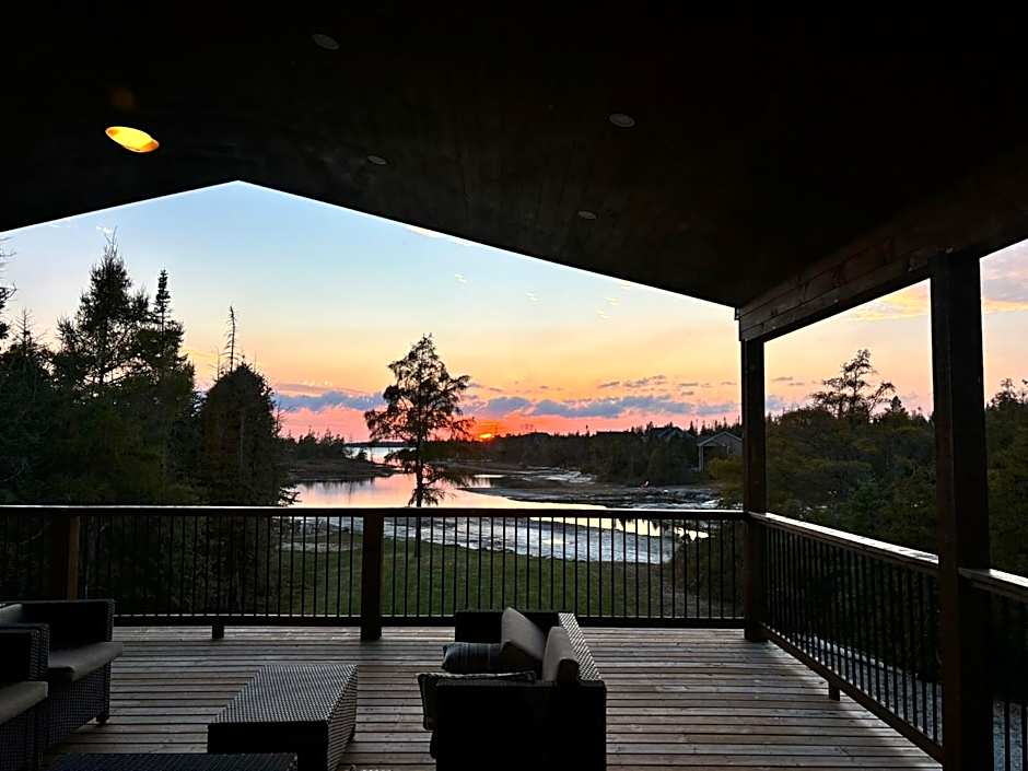 Luxury Lakefront Escape w Games Room