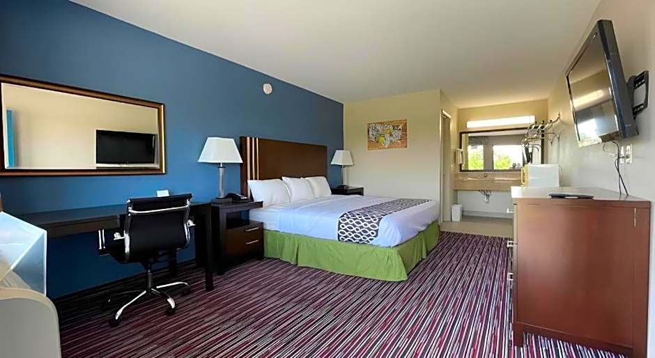 Econo Lodge Inn & Suites