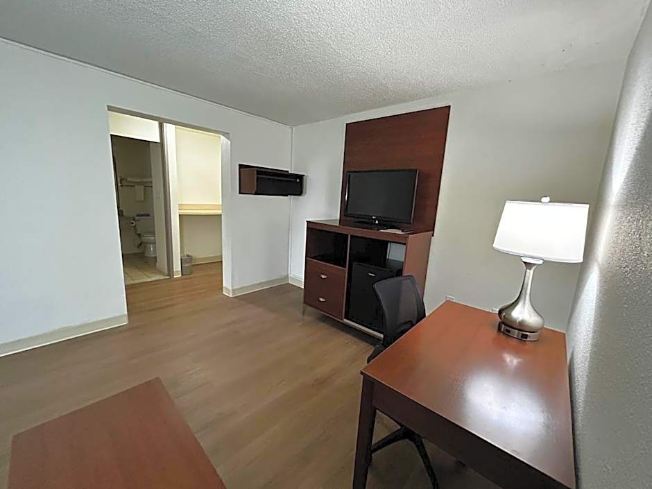 Econo Lodge Inn & Suites