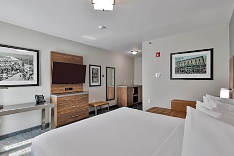 1 King Bed, City View