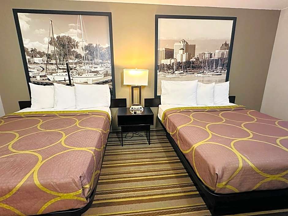 Delavan Inn and Suites