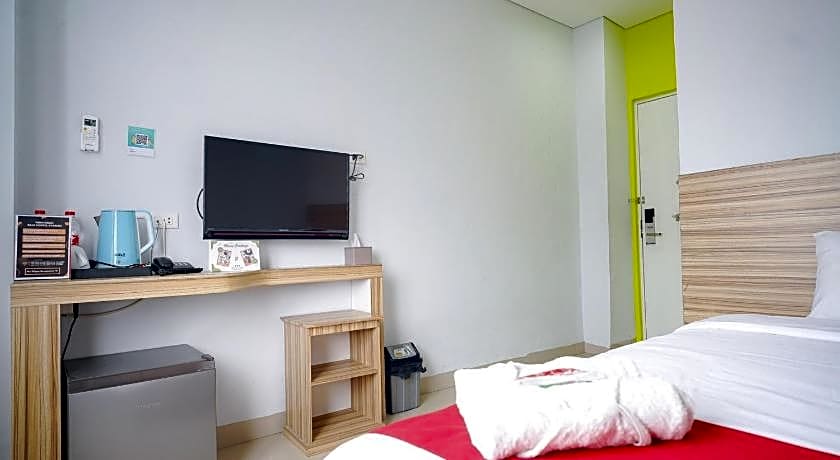 RedDoorz Premium @ Raja Hostel Syariah Lampung