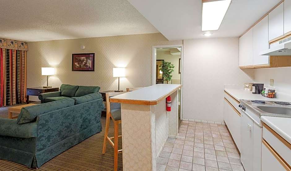 Red Roof Inn & Suites Dekalb