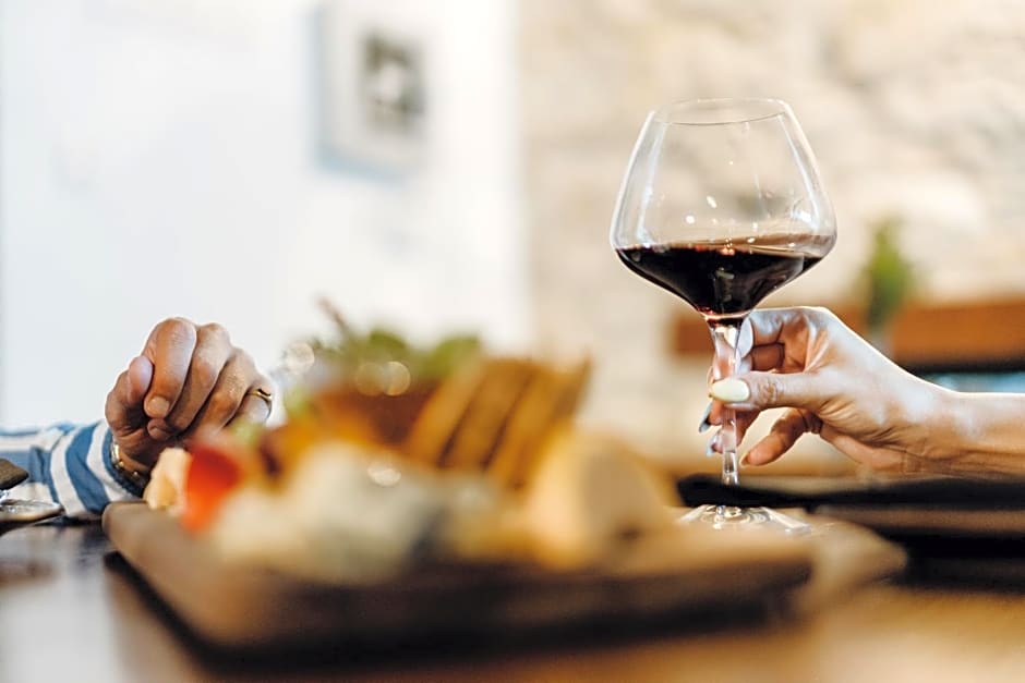 Oinou Strata - Adults Only