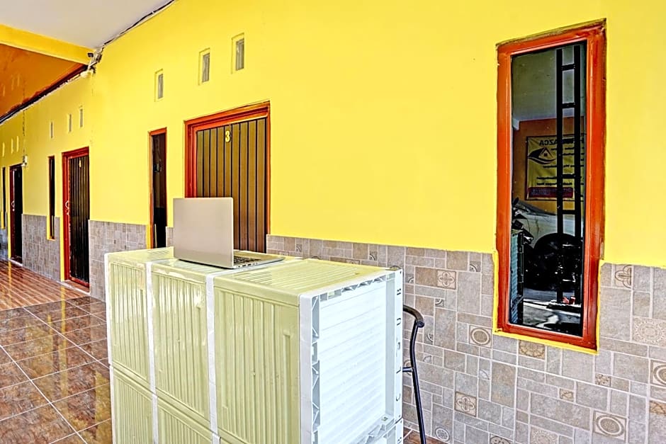 OYO Life 92920 Rumah Kost Azca