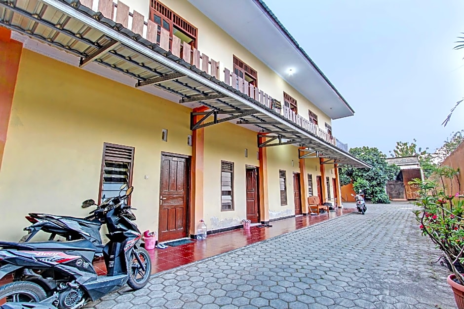 SPOT ON 93007 Guest House Lestari