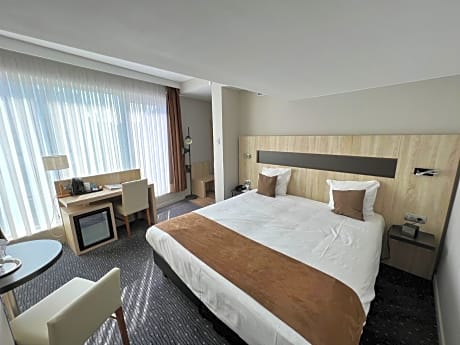 Double Room with 1 Queen Bed