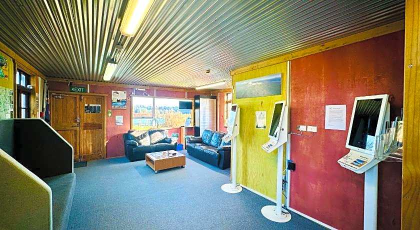 The Crossing Lodge and Backpackers