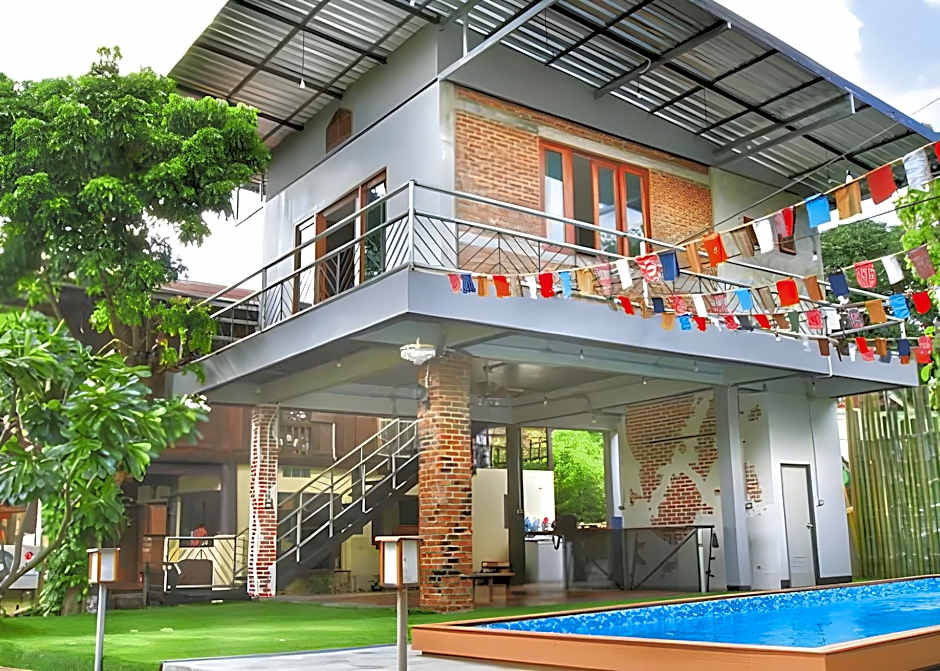 Above The Sea Boutique Hotel