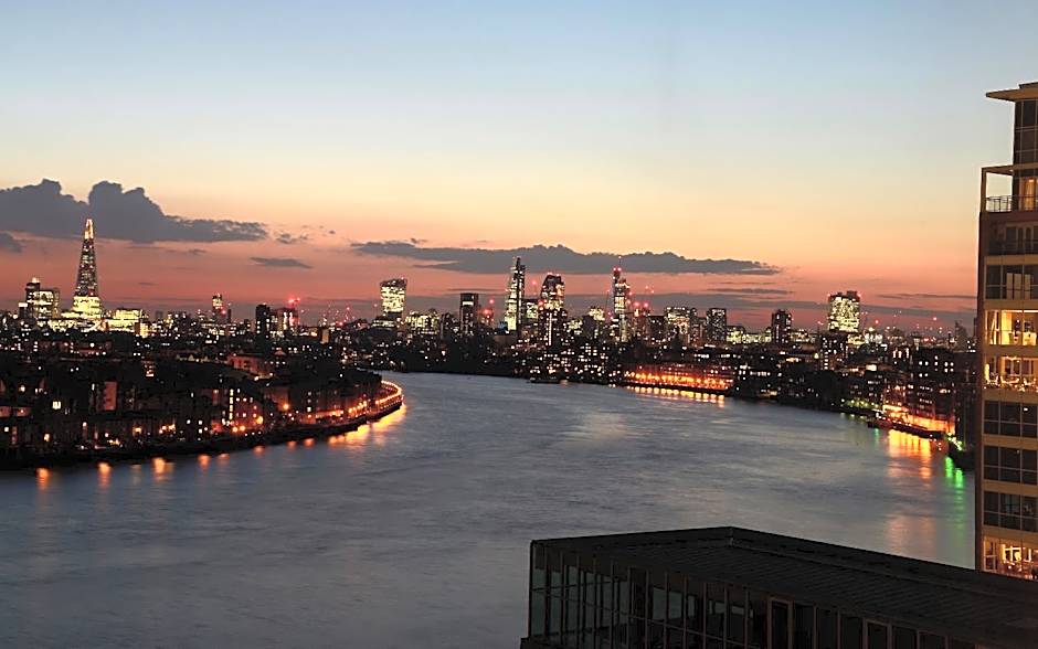 Canary Riverside Plaza Hotel