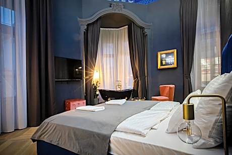 Deluxe Suite with Bath