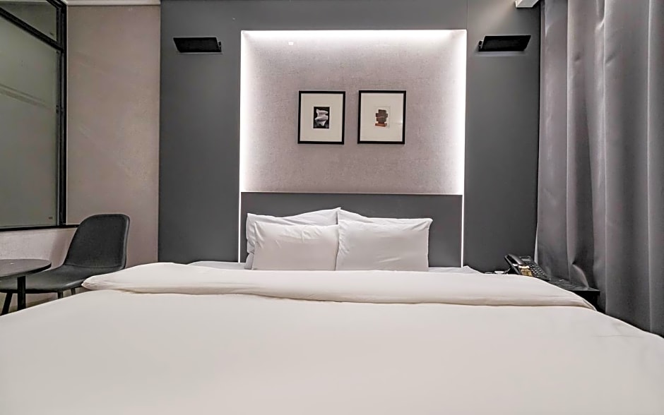 Hotel Hermes at Yongin Everland Station