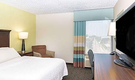 1 QN MOBILITY ACCESS ROLL IN SHOWER NOSMOK 55 IN HDTV/WORK AREA FREE WI-FI/HOT BREAKFAST INCLUDED