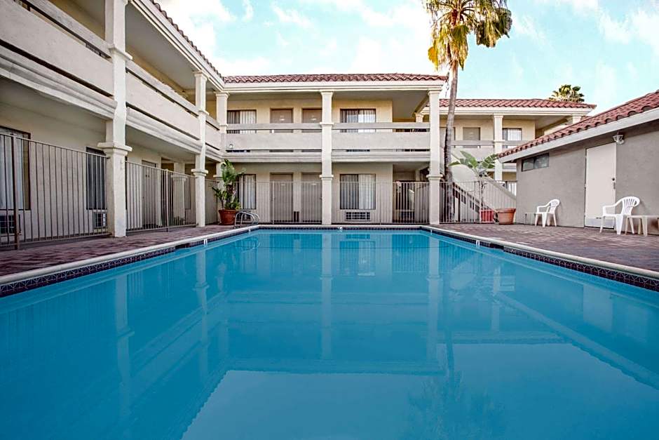 Travelodge by Wyndham Costa Mesa Newport Beach Hacienda