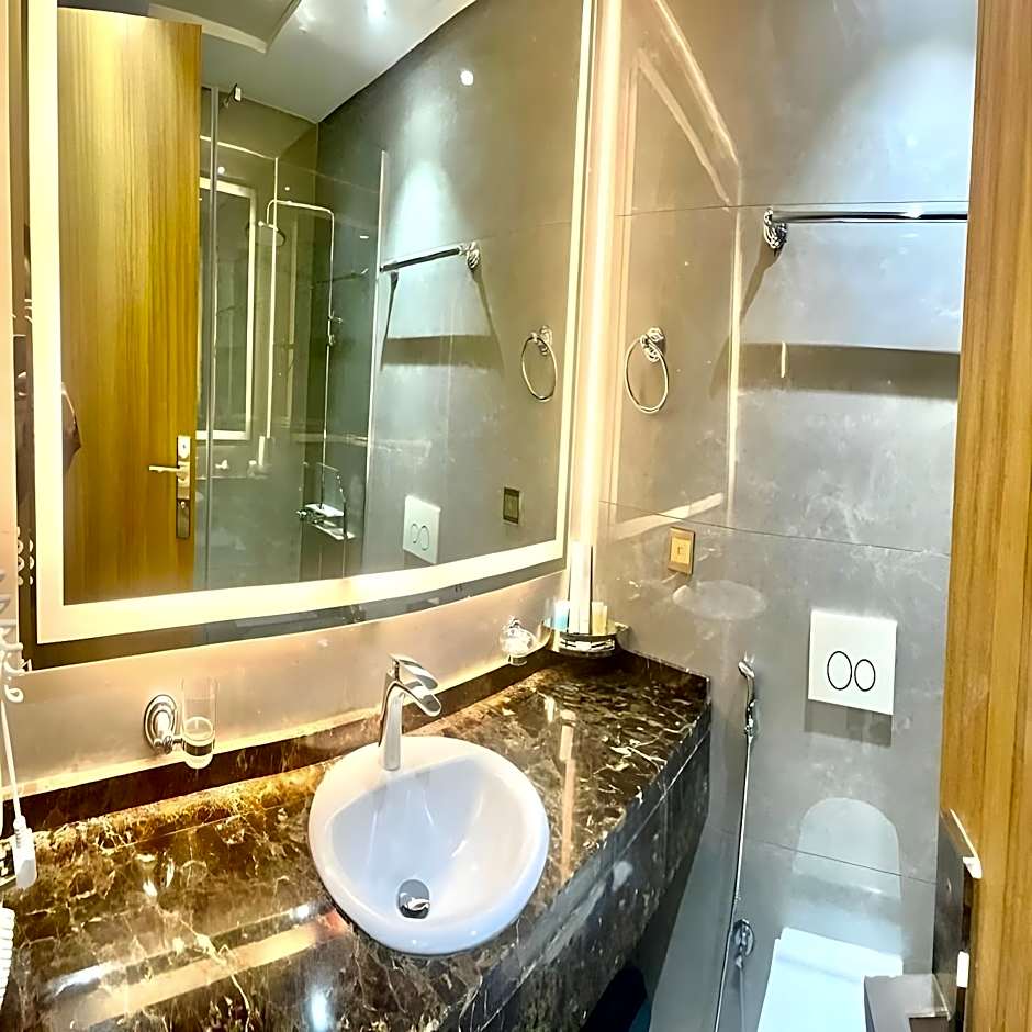 Mirnian Hotel