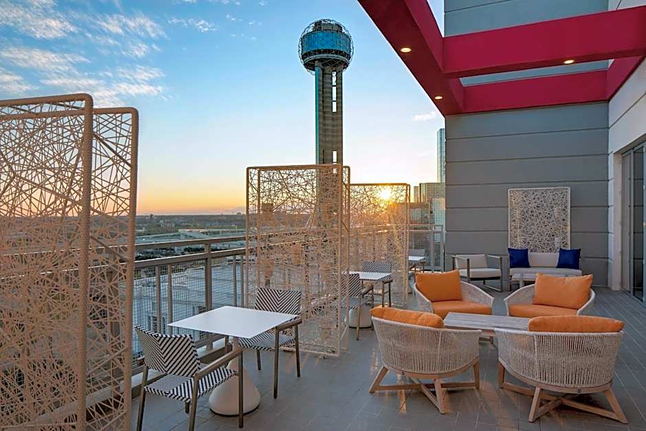 Courtyard by Marriott Dallas Downtown / Reunion District