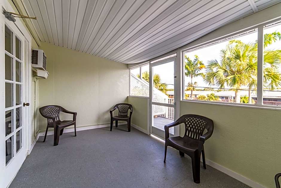 Captain's Table Hotel by Everglades Adventures