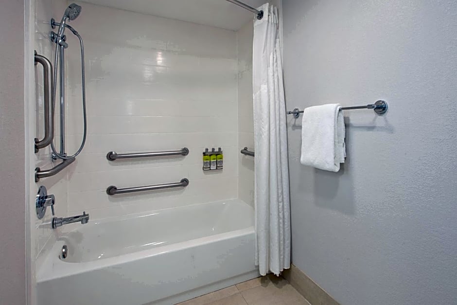 Holiday Inn Express Fairfax-Arlington Boulevard by IHG
