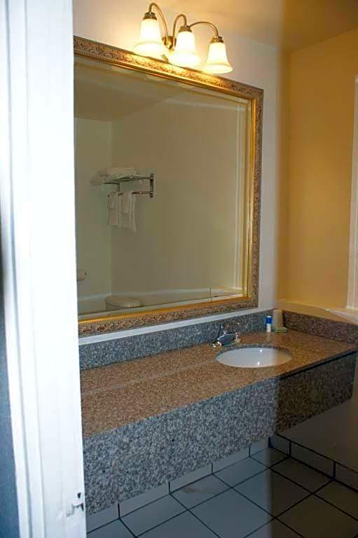 Hwy Express Inn And Suites