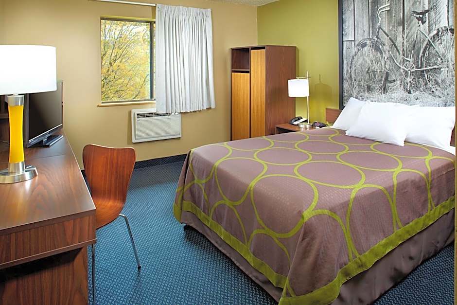 Super 8 by Wyndham St. Clairsville OH/Wheeling WV Area