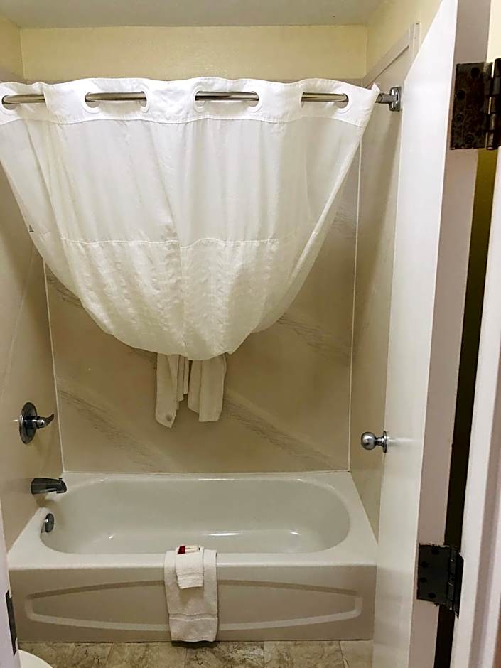 Days Inn & Suites by Wyndham Navarre - near Beaches/Hurlburt