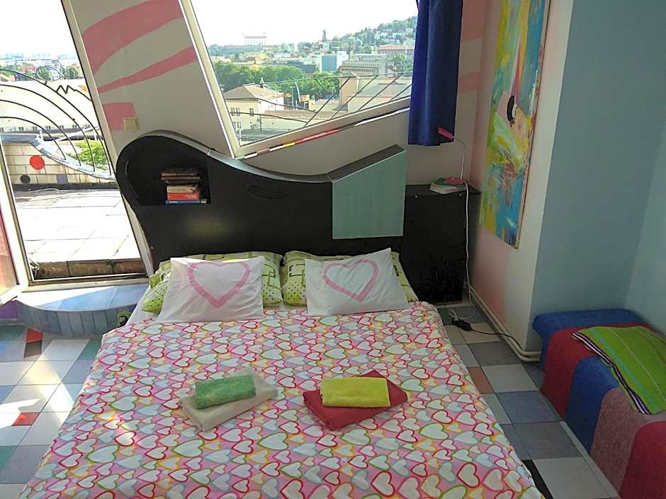 Hotel sebarozvoja s možnosťou získania poznania a inšpirujúcich prostriedkov na uplatňovanie vedomia, premenu seba a prostredia interiéru