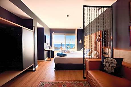 Start Me Up Suite with Sea View