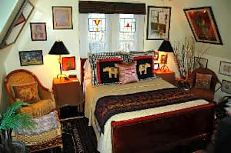 Queen Bed - New Hampshire Room