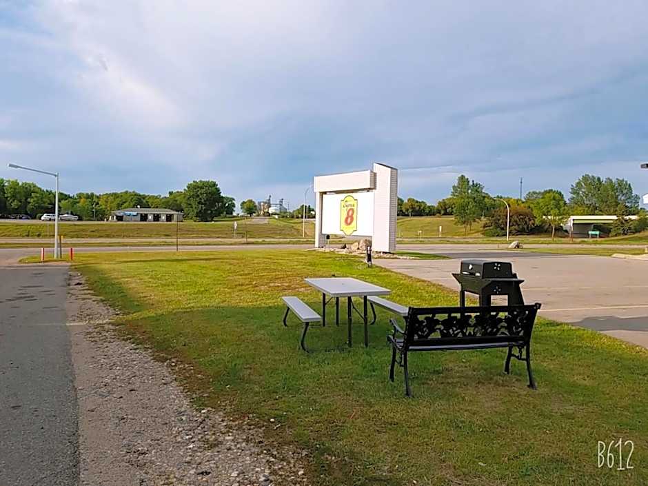 Super 8 by Wyndham Glenwood