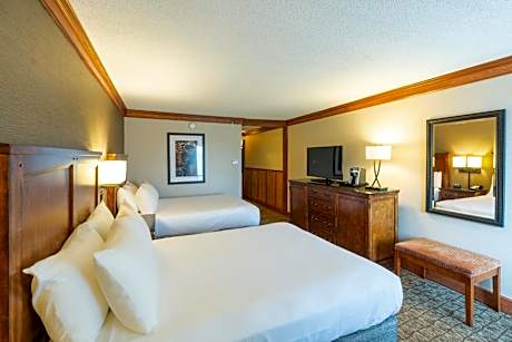 Queen Room with Two Queen Beds with Lakeview
