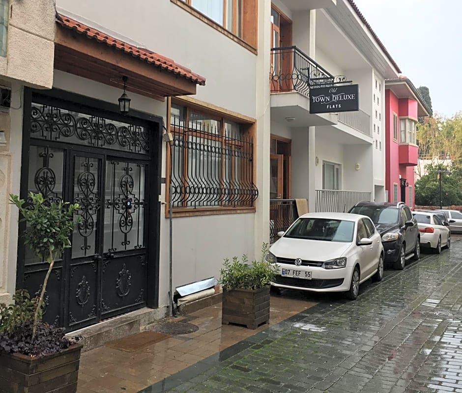 Old Town Deluxe Flats