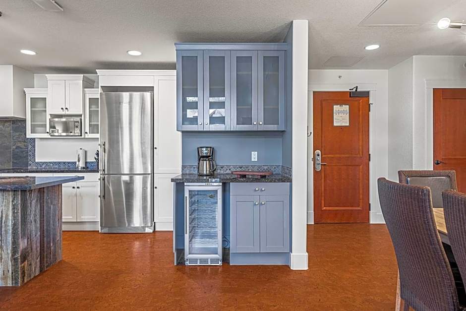 Elevated Penthouse Condo managed by Little Sister Getaways