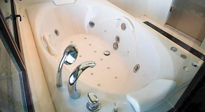 Natee The Riverfront Hotel Kanchanaburi