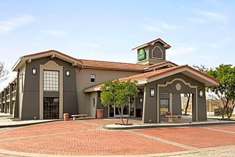 La Quinta Inn & Suites by Wyndham San Antonio Lackland