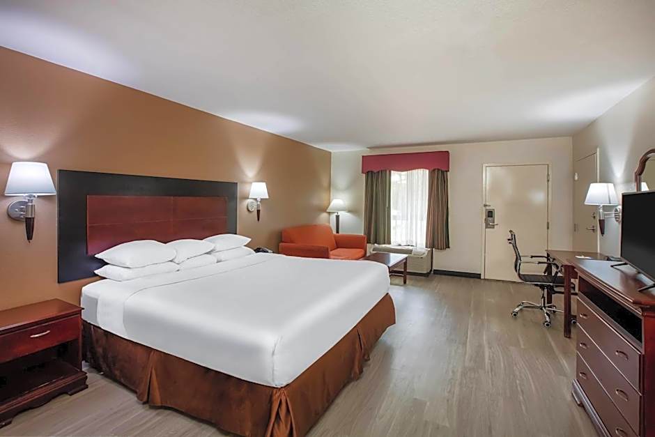 Days Inn & Suites by Wyndham Tyler