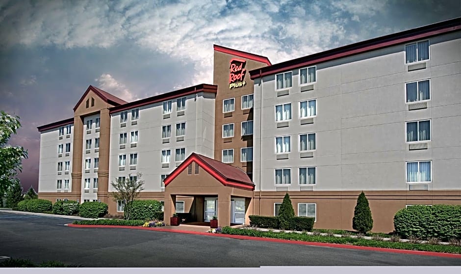 Red Roof Inn PLUS+ Long Island - Garden City