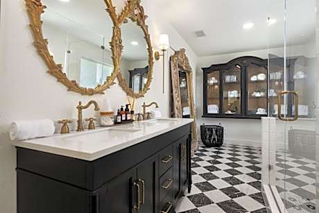 Deluxe Queen Suite
