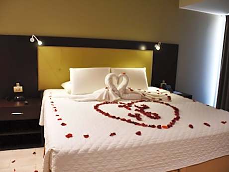 Standard room with a super king size bed