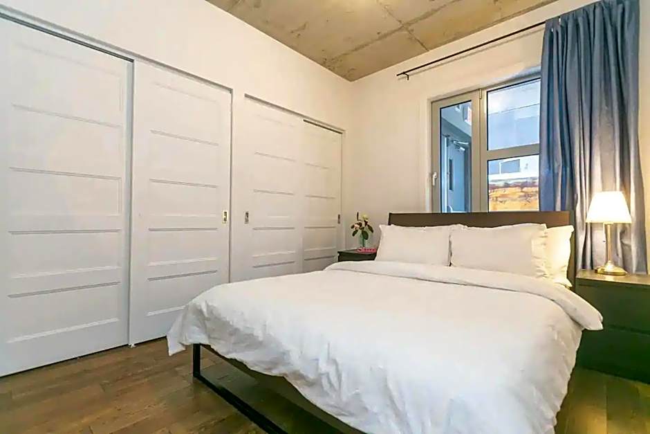 Rozenhaus Montreal Hotel