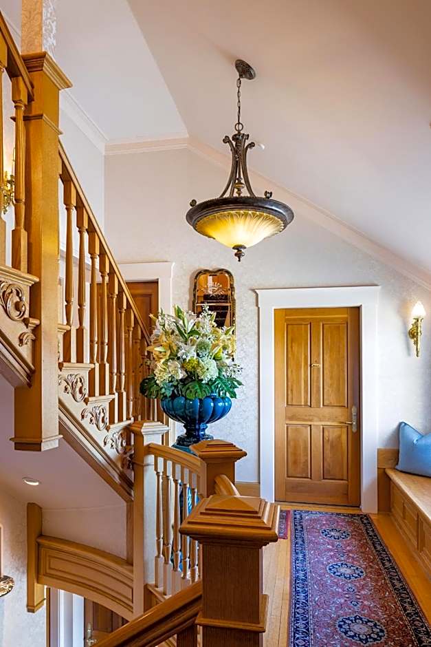 Seven Gables Inn