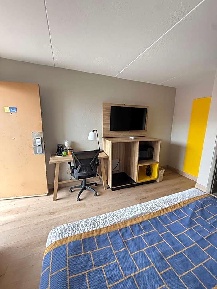 Days Inn by Wyndham Shorter