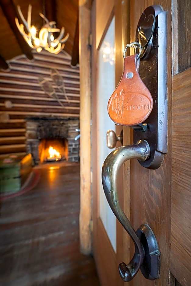 Storm Mountain Lodge Cabins Dining