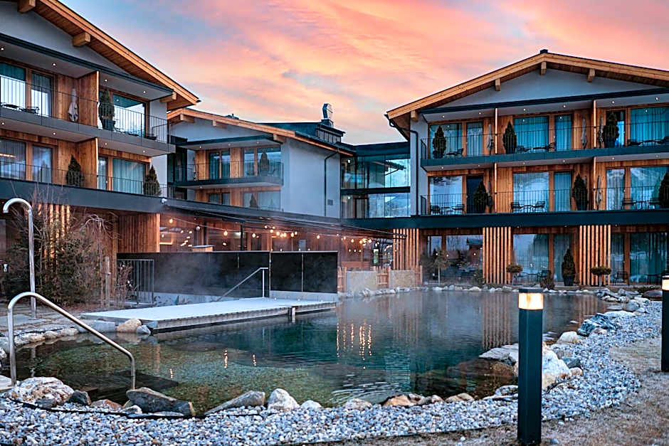 Wellness und Brunch Hotel MorgenZeit beheizter Naturpool mit Sandstrand Genuss Frühstück bis 13 Uhr Hochkönig Sommercard