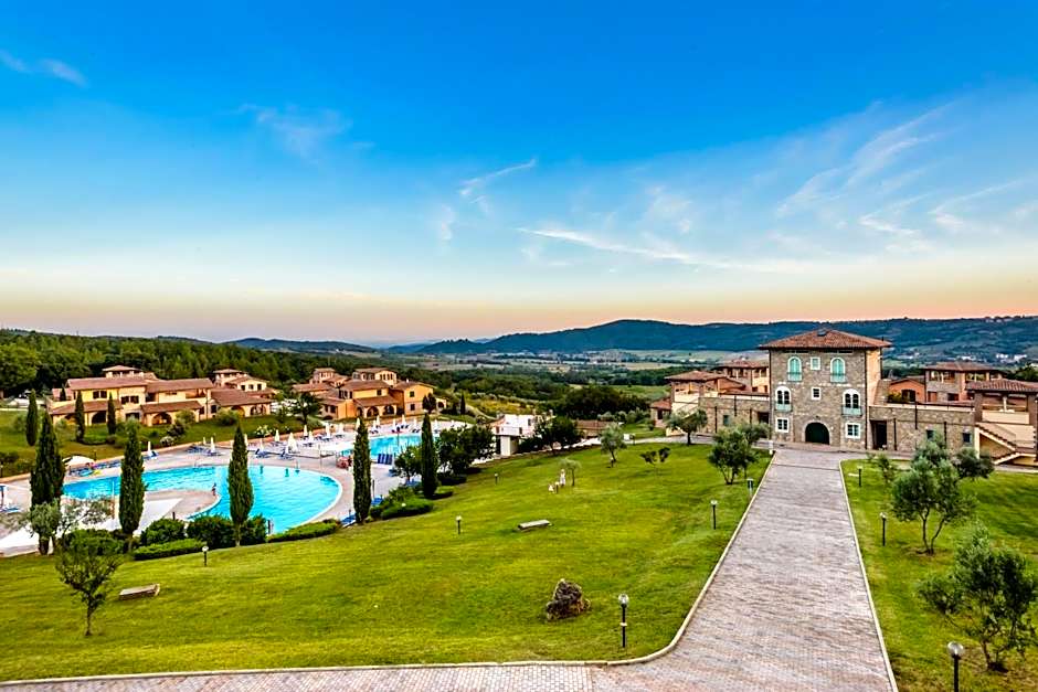 Hotel with swimming pool immersed in the typical Tuscan countryside just 5 minutes from Massa Marittima