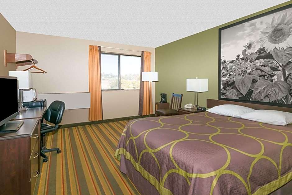 Super 8 by Wyndham Topeka/Wanamaker RD/I-70