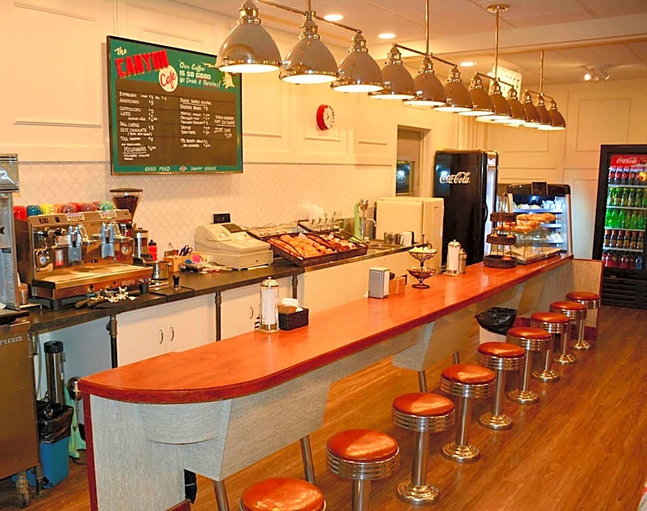 Johnston Canyon Lodge & Bungalows