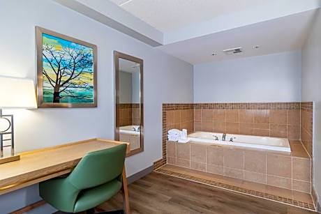 King Studio Suite with Kitchen and Jetted Tub