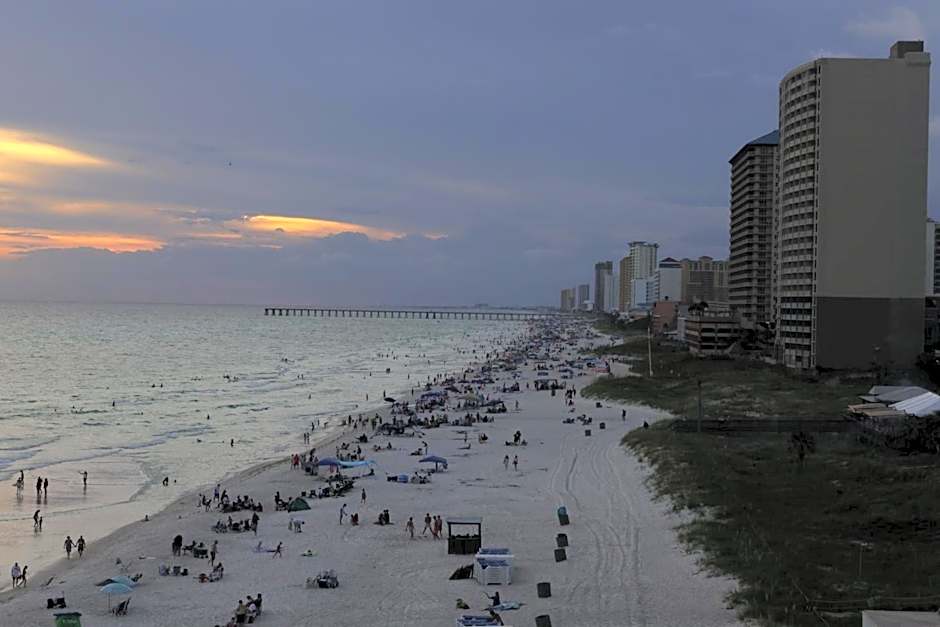 ON THE BEACH! COUPLES GETAWAY,HONEYMOON SWEET, Perfectly Cozy Beach Front Condo, full kitchen, pool, free parking,CHECK-IN AT DOOR