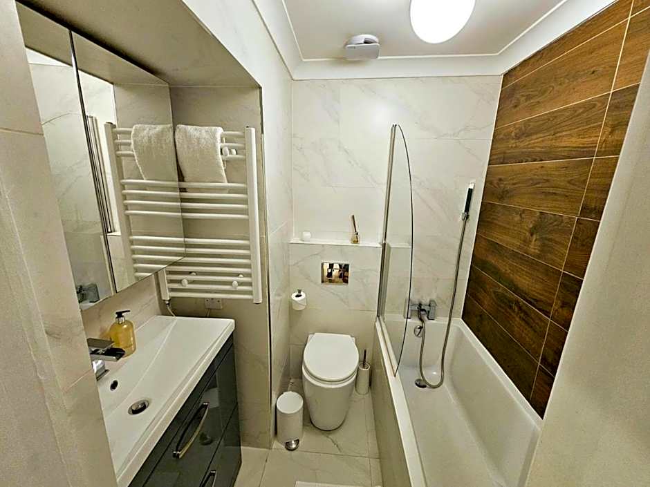 Stunning Hyde Park Home, Ground Floor Maisonette, Duplex, near Tube Metro Stations